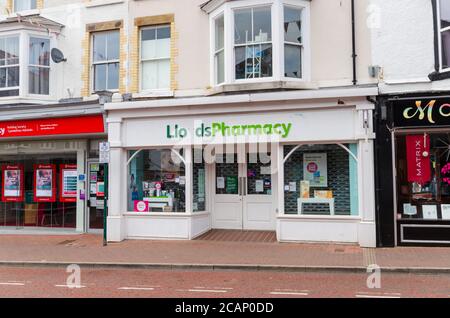 Prestatyn, Regno Unito: 06 luglio 2020: Una vista generale di High Street in prima serata. È visibile un ramo di Lloyds Pharmacy Foto Stock