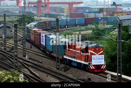 (200808) -- PECHINO, 8 agosto 2020 (Xinhua) -- UN treno merci Cina-Europa che trasporta le forniture mediche dirette a Madrid della Spagna parte dalla città di Yiwu, provincia di Zhejiang della Cina orientale, 5 giugno 2020. PER ANDARE CON XINHUA TITOLI DI AGOSTO. 8, 2020 (Foto di LYU Bin/Xinhua) Foto Stock