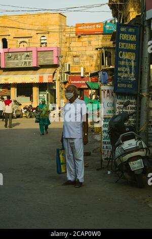 jaisalmer, rajasthan / india - luglio 22 2020 : vecchio uomo in piedi nel mercato in attesa di qualcuno Foto Stock