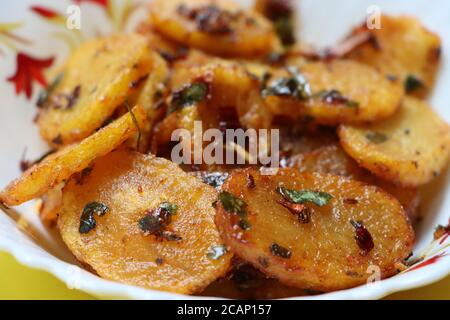 Alo Katli o Potato Katli è un ottimo e gustoso piatto asiatico, fette di patate fritte, salse ed erbe, snack o antipasto Foto Stock