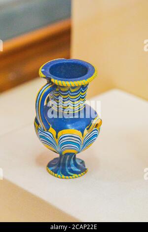 Egitto, Cairo, Museo Egizio, piccolo vaso colorato con 3 maniglie. Trovato in Saqqara. Rubato durante il rodaggio del 2011 e successivamente restaurato. Foto Stock