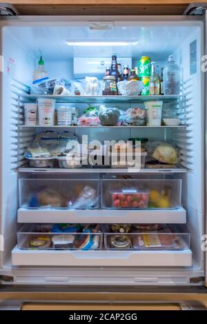 si affaccia all'interno di un grande frigorifero con congelatore doppio Foto Stock