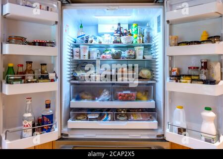 si affaccia all'interno di un grande frigorifero con congelatore doppio Foto Stock