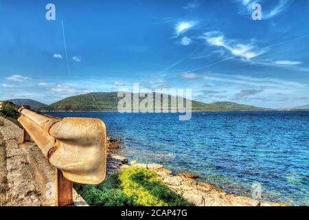 primo piano di una ferrovia di metallo guad vicino al mare. Girato a Porto Conte, Italia. Elaborato per l'effetto di mappatura dei toni hdr. Foto Stock