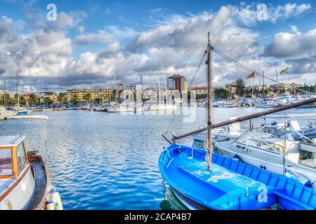 Barche in legno nel porto di Alghero, Italia. Elaborato per l'effetto di mappatura dei toni hdr. Foto Stock