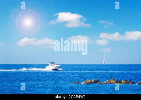 Barche sul litorale di Alghero in una giornata limpida Foto Stock