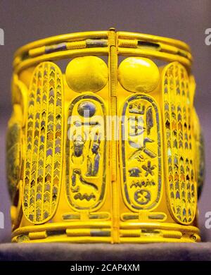 Il Cairo, Museo Egizio, gioielli trovati nella necropoli reale di Tanis, sepoltura del re Psuscennes i: Braccialetto con i cartelli del re. Foto Stock