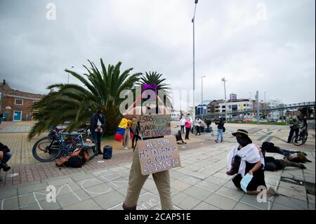 La gente dimostra con bandiere, manifesti e pentole contro il governo del presidente Ivan Duque durante il giorno commemorativo della battaglia di Boyaca a Bogotà (Foto di Sebastián Barros Salamanca/Pacific Press) Foto Stock