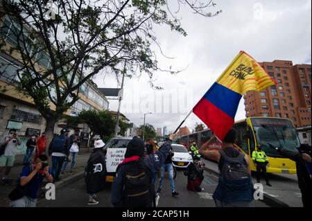 Un manifestante fa ondeggiare una bandiera colombiana con una vernice rossa che assomiglia al sangue con il messaggio 'il governo è criminale' durante le manifestazioni contro il governo del presidente Ivan Duque durante il giorno commemorativo della battaglia di Boyaca a Bogotà. (Foto di Sebastián Barros Salamanca/Pacific Press) Foto Stock