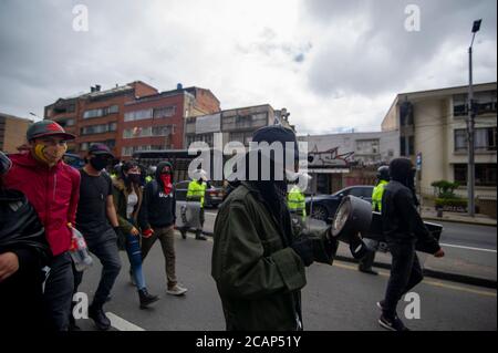 La gente dimostra con bandiere, manifesti e pentole contro il governo del presidente Ivan Duque durante il giorno commemorativo della battaglia di Boyaca a Bogotà. (Foto di Sebastián Barros Salamanca/Pacific Press) Foto Stock