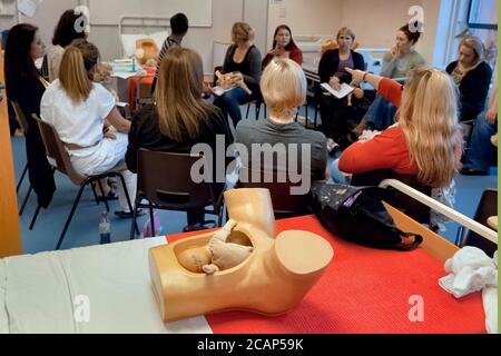 Formazione di ostetrica Foto Stock