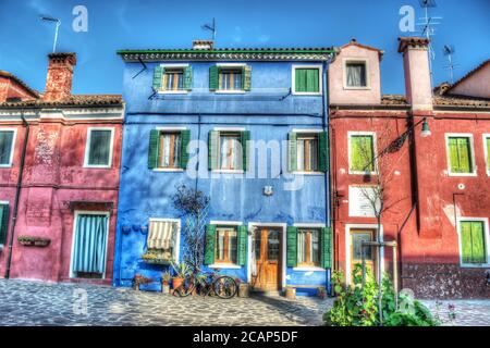 Facciate colorate a Burano, Italia. Elaborato per l'effetto di mappatura dei toni hdr Foto Stock