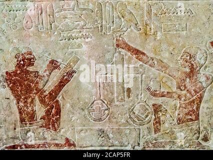 Egitto, Cairo, Museo Egizio, dalla tomba di Kaemrehu, Saqqara, dettaglio di un grande rilievo raffigurante artigiani : pesando oro. Foto Stock