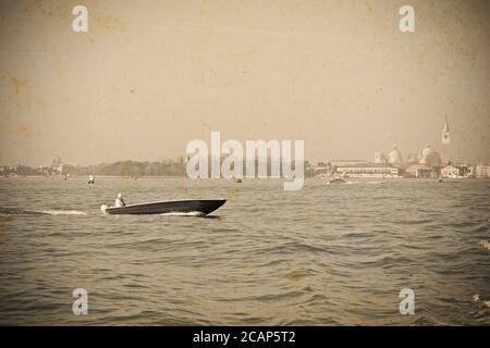 Barca nella laguna di Venezia in tonalità vintage Foto Stock