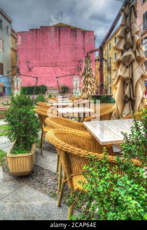 tavoli e sedie in una piccola piazza italiana. Elaborato per l'effetto di mappatura dei toni hdr Foto Stock