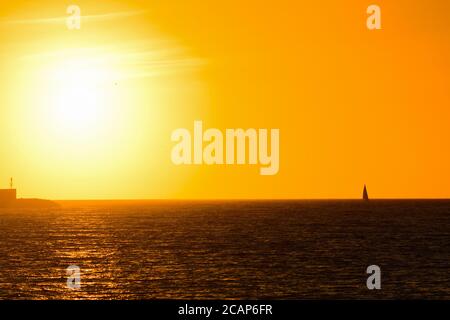 barca da sola in mare al tramonto. Girato ad Alghero, Italia Foto Stock