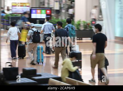 Tokyo, Giappone. 8 agosto 2020. I turisti sono affollati con il piano di partenza dell'aeroporto Haneda di Tokyo Sabato, 8 agosto 2020 come una settimana di vacanza Bon iniziato in Giappone in mezzo allo scoppio del nuovo coronavirus. 429 persone sono state infettate con il nuovo coronavirus a Tokyo l'8 agosto. Credit: Yoshio Tsunoda/AFLO/Alamy Live News Foto Stock