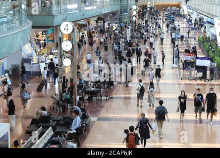 Tokyo, Giappone. 8 agosto 2020. I turisti sono affollati con il piano di partenza dell'aeroporto Haneda di Tokyo Sabato, 8 agosto 2020 come una settimana di vacanza Bon iniziato in Giappone in mezzo allo scoppio del nuovo coronavirus. 429 persone sono state infettate con il nuovo coronavirus a Tokyo l'8 agosto. Credit: Yoshio Tsunoda/AFLO/Alamy Live News Foto Stock