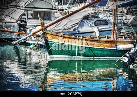 Barca in legno nel porto di Alghero. Elaborato per l'effetto di mappatura dei toni hdr Foto Stock