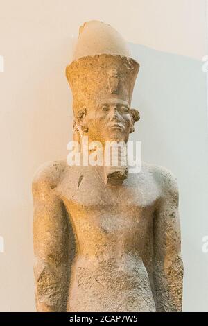 Egitto, Cairo, Museo Egizio, colossale statua di Senusret III, trovato nel tempio di Karnak. È rappresentato camminando e indossa un panno di loin, Foto Stock