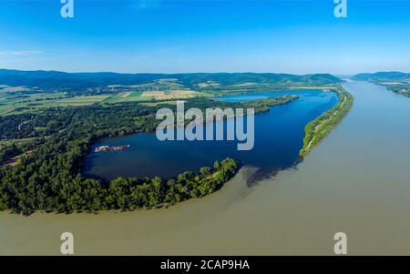 Incredibile fotografia aerea panoramica sulla baia di Pilismarot in Danubio in Ungheria. Questo posto è un paradiso di divertimento. I pesci di dimensione di record possono essere catturati qui. Foto Stock