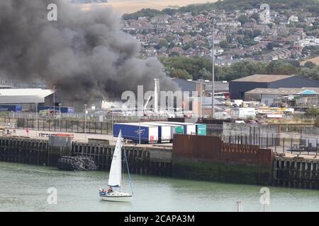 Newhaven, Regno Unito. 8 agosto 2020. I servizi di emergenza si occupano di un grande incendio al porto di Newhaven Thismorning. Credit: James Boardman/Alamy Live News Foto Stock