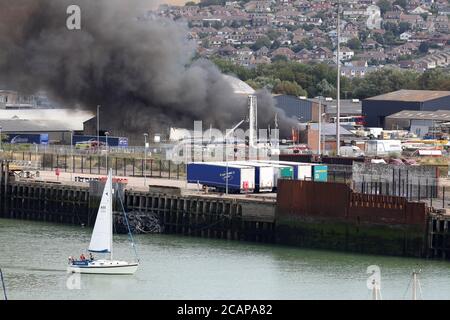 Newhaven, Regno Unito. 8 agosto 2020. I servizi di emergenza si occupano di un grande incendio al porto di Newhaven Thismorning. Credit: James Boardman/Alamy Live News Foto Stock