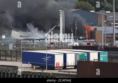 Newhaven, Regno Unito. 8 agosto 2020. I servizi di emergenza si occupano di un grande incendio al porto di Newhaven Thismorning. Credit: James Boardman/Alamy Live News Foto Stock