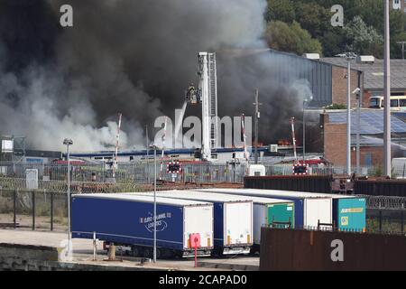 Newhaven, Regno Unito. 8 agosto 2020. I servizi di emergenza si occupano di un grande incendio al porto di Newhaven Thismorning. Credit: James Boardman/Alamy Live News Foto Stock