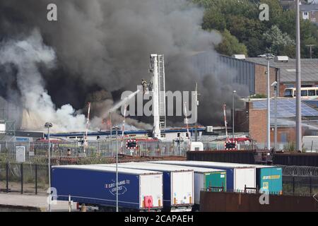 Newhaven, Regno Unito. 8 agosto 2020. I servizi di emergenza si occupano di un grande incendio al porto di Newhaven Thismorning. Credit: James Boardman/Alamy Live News Foto Stock