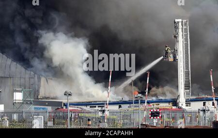 Newhaven, Regno Unito. 8 agosto 2020. I servizi di emergenza si occupano di un grande incendio al porto di Newhaven Thismorning. Credit: James Boardman/Alamy Live News Foto Stock