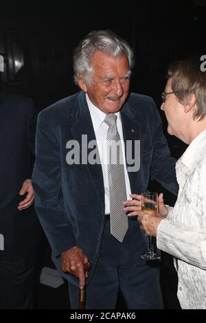 L'ex primo Ministro dell'Australia Bob Hawke partecipa al lancio di Silkari, la più recente filiale alberghiera e residenziale di lusso di Sydney presso il Municipio di Sydney. Foto Stock