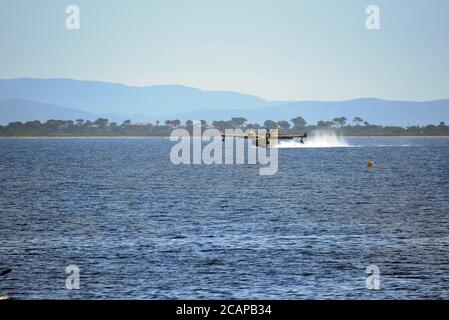 Penisola di Giens che scopano in mare dalle acque di Canadair bombardiere Foto Stock