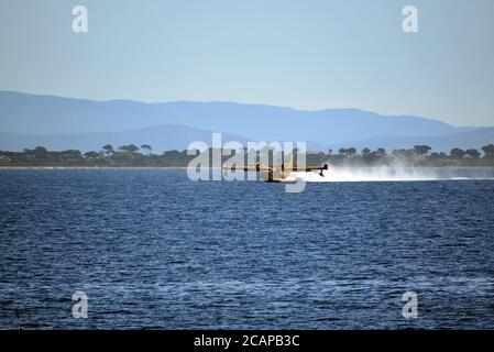 Penisola di Giens che scopano in mare dalle acque di Canadair bombardiere Foto Stock