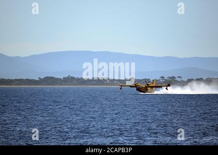 Penisola di Giens che scopano in mare dalle acque di Canadair bombardiere Foto Stock