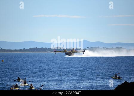 Penisola di Giens che scopano in mare dalle acque di Canadair bombardiere Foto Stock
