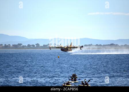 Penisola di Giens che scopano in mare dalle acque di Canadair bombardiere Foto Stock