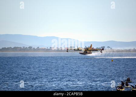 Penisola di Giens che scopano in mare dalle acque di Canadair bombardiere Foto Stock