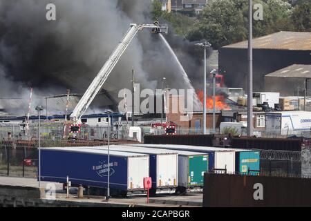 Newhaven, Regno Unito. 8 agosto 2020. I servizi di emergenza si occupano di un grande incendio al porto di Newhaven Thismorning. Credit: James Boardman/Alamy Live News Foto Stock