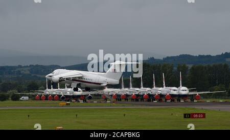 Glasgow, Scozia, Regno Unito. 7 agosto 2020 nella foto: Il cancelliere Rishi Sunak MP parte sul suo aereo privato dopo aver visitato la Scozia con lo sfondo di aerei a terra della British Airways (BA) Airbus A230 e A321 dopo essere stati messi a terra indefinitamente a causa della pandemia del coronavirus (COVID19) che costringono BA ad occupare più di 12,000 posti di lavoro e a ritirare l'intera flotta Fuori Boeing 747 aerei. Il cancelliere Rishi Sunak ha dichiarato: "È stato fantastico essere in Scozia oggi in visita alle aziende scozzesi e sentire come hanno perseverato in questa crisi. Credit: Colin Fisher/Alamy Live News. Foto Stock