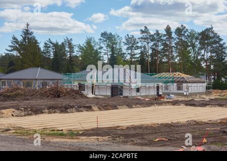 Gifhorn, Germania, 15 maggio 2020: Cantiere con le carcasse per case di vacanza vicino a Gifhorn, Germania Foto Stock