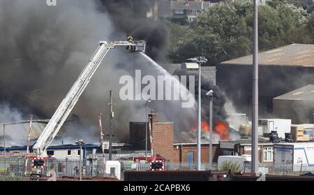 Newhaven, Regno Unito. 8 agosto 2020. I servizi di emergenza si occupano di un grande incendio al porto di Newhaven Thismorning. Credit: James Boardman/Alamy Live News Foto Stock