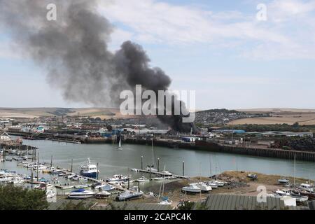 Newhaven, Regno Unito. 8 agosto 2020. I servizi di emergenza si occupano di un grande incendio al porto di Newhaven Thismorning. Credit: James Boardman/Alamy Live News Foto Stock