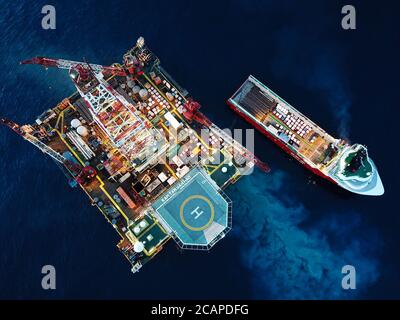 (200808) -- HAIKOU, 8 agosto 2020 (Xinhua) -- Foto aerea scattata il 29 luglio 2020 mostra la piattaforma petrolifera offshore Kantan n.3 e la sua nave di rifornimento nelle acque settentrionali del Mar Cinese Meridionale. Il Kantan No.3 è una piattaforma petrolifera semi-sommergibile sviluppata a livello nazionale dalla Cina nel 1983. I suoi 18 membri del team di trivellazione lavorano 12 ore su 24 senza sosta per rilevare le risorse marine di petrolio e gas, che spesso si trovano in fondali sottomarini da 5,000 a 6,000 metri. La vita sulla piattaforma petrolifera è caratterizzata dalla fatica e dalla noia, poiché il tempo è caldo e non c'è alcun segnale del telefono cellulare. In genere, t Foto Stock