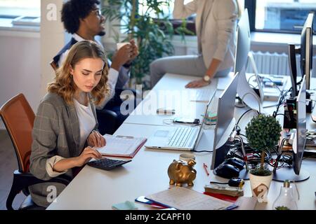 Giovane contabile che lavora su documenti in ufficio Foto Stock