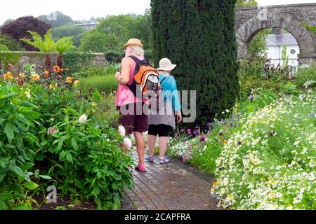 Coppia in cappelli di paglia visitando il Giardino Botanico Nazionale del Galles guardando aiuole in estate Agosto 2020 Carmarthensshire Galles UK KATHY DEWITT Foto Stock