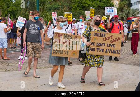 Bournemouth, Dorset UK. 8 agosto 2020. I lavoratori del Dorset NHS dicono "No" alla disuguaglianza del settore pubblico dopo che il governo ha annunciato di dare aumenti salariali ad altri settori pubblici. Molti lavoratori della NHS si sentono sottovalutati e demoralizzati, sovraccarichi e esausti, mettendo a rischio la propria salute e sicurezza durante la pandemia del Covid-19. La retribuzione bassa è considerata un fattore che contribuisce a 44,000 posti vacanti infermieristici e oltre 100,000 posti non riempiti all'interno del NHS in Inghilterra. Oggi in tutto il paese si svolgono numerose manifestazioni e proteste pacifiche. Credit: Carolyn Jenkins/Alamy Live News Foto Stock