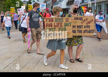 Bournemouth, Dorset UK. 8 agosto 2020. I lavoratori del Dorset NHS dicono "No" alla disuguaglianza del settore pubblico dopo che il governo ha annunciato di dare aumenti salariali ad altri settori pubblici. Molti lavoratori della NHS si sentono sottovalutati e demoralizzati, sovraccarichi e esausti, mettendo a rischio la propria salute e sicurezza durante la pandemia del Covid-19. La retribuzione bassa è considerata un fattore che contribuisce a 44,000 posti vacanti infermieristici e oltre 100,000 posti non riempiti all'interno del NHS in Inghilterra. Oggi in tutto il paese si svolgono numerose manifestazioni e proteste pacifiche. Credit: Carolyn Jenkins/Alamy Live News Foto Stock