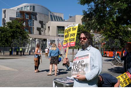 Edimburgo, Scozia, Regno Unito. 8 agosto 2020. Infermieri, personale e sostenitori dell'NHS fuori dal parlamento scozzese per promuovere una retribuzione equa e un aumento dei salari. Credit: Craig Brown/Alamy Live News Foto Stock