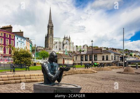 COBH, IRLANDA - MAGGIO 22: Statua del Navigatore con il Cathedr Foto Stock